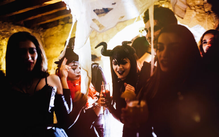 soirée Halloween Marseille entre amis frissons