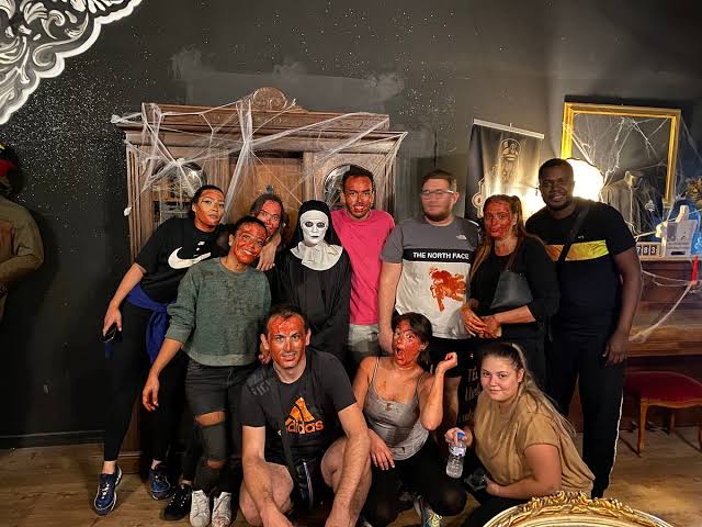 groupe d'amis dans un escape game horreur avec comédiens à Marseille